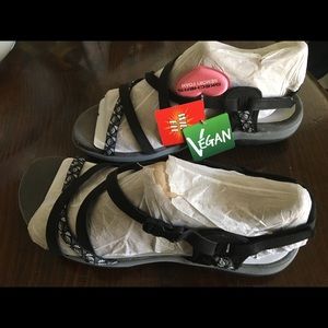 NWT SKETCHERS REGGAE wide width, vegan sandal size 10